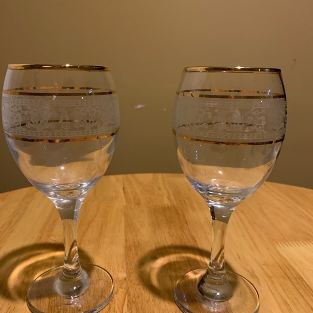 2 Paloma Gold Rim Wine Glasses